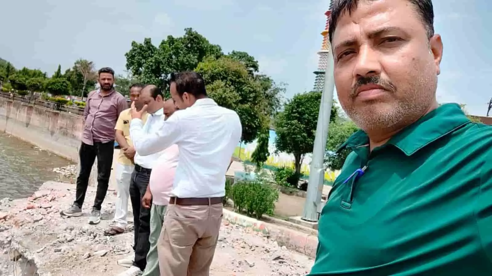 गौमती सागर तालाब के किनारे टूटी हुई छतरी के मलबे के पास निरीक्षण और विरोध करते हुए कांग्रेस पार्षद और स्थानीय नेता। गौमती सागर तालाब के किनारे टूटी हुई छतरी के मलबे के पास निरीक्षण और विरोध करते हुए कांग्रेस पार्षद और स्थानीय नेता।