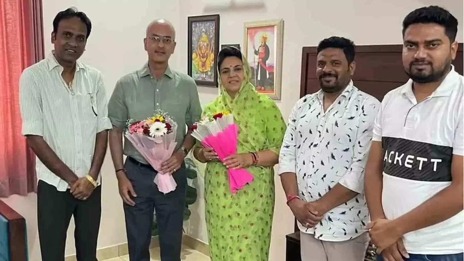 महिमा कुमारी मेवाड़ और विश्वराज सिंह मेवाड़ के साथ खड़े नीरज सिंह राणावत। महिमा कुमारी मेवाड़ और विश्वराज सिंह मेवाड़ के साथ खड़े नीरज सिंह राणावत।