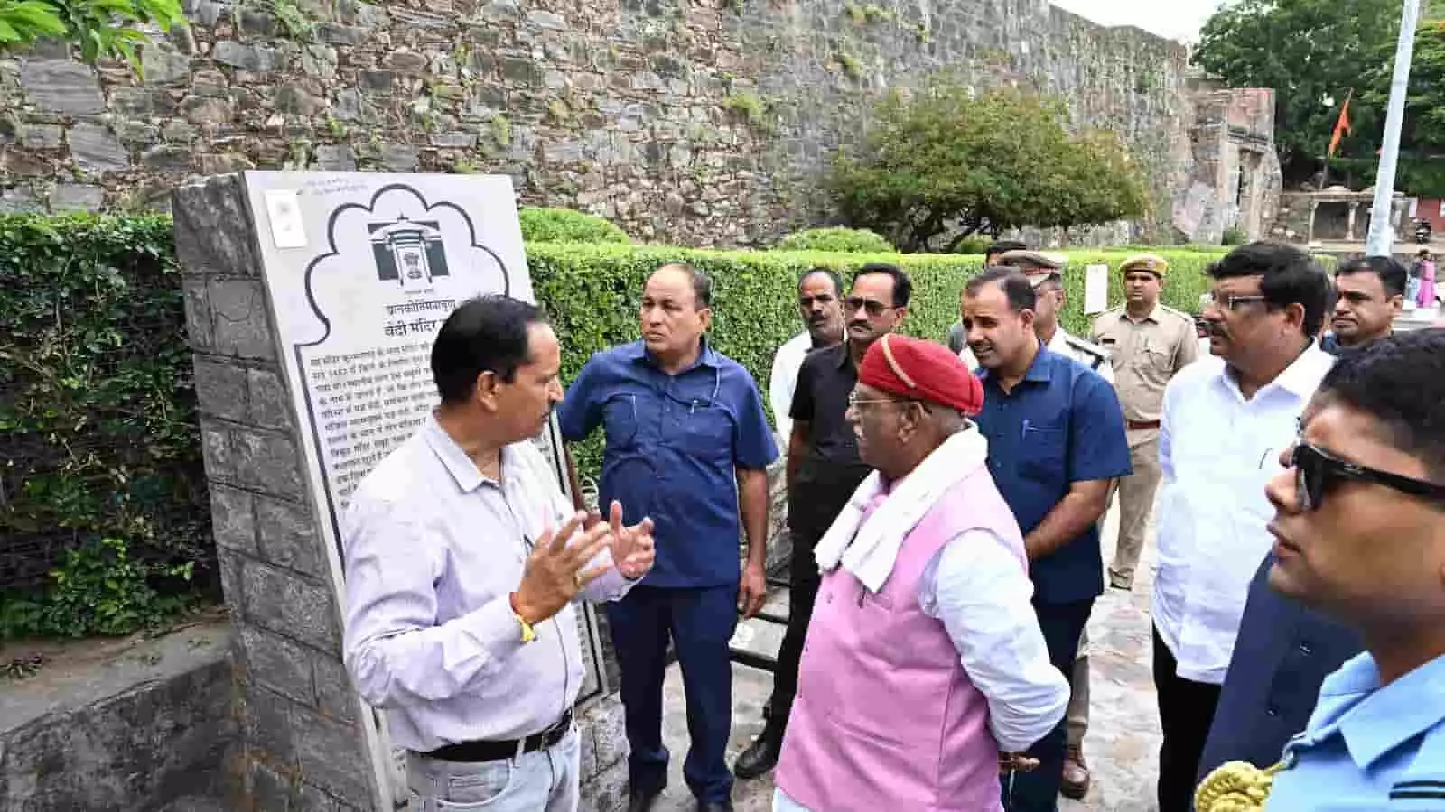 कुम्भलगढ़ दुर्ग के सूचना बोर्ड के पास खड़े राज्यपाल हरिभाऊ बागड़े और प्रशासनिक अधिकारी। कुम्भलगढ़ दुर्ग के सूचना बोर्ड के पास खड़े राज्यपाल हरिभाऊ बागड़े और प्रशासनिक अधिकारी।