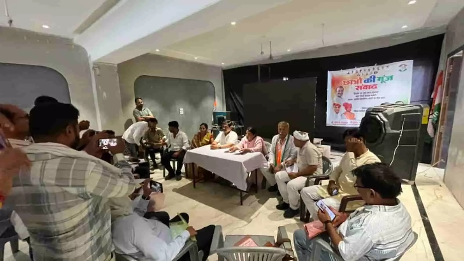 बारां जिला कांग्रेस कार्यालय में आयोजित संगोष्ठी के दौरान मंच पर बैठे कांग्रेस पदाधिकारी और उपस्थित लोग बारां जिला कांग्रेस कार्यालय में आयोजित संगोष्ठी के दौरान मंच पर बैठे कांग्रेस पदाधिकारी और उपस्थित लोग