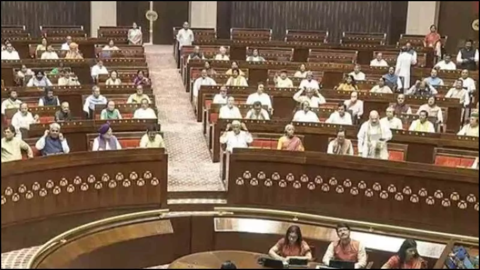 अर्धवृत्ताकार बैठक व्यवस्था में बैठे हुए सांसद नई दिल्ली स्थित राज्यसभा सदन में विधायी कार्यवाही के दौरान। अर्धवृत्ताकार बैठक व्यवस्था में बैठे हुए सांसद नई दिल्ली स्थित राज्यसभा सदन में विधायी कार्यवाही के दौरान।