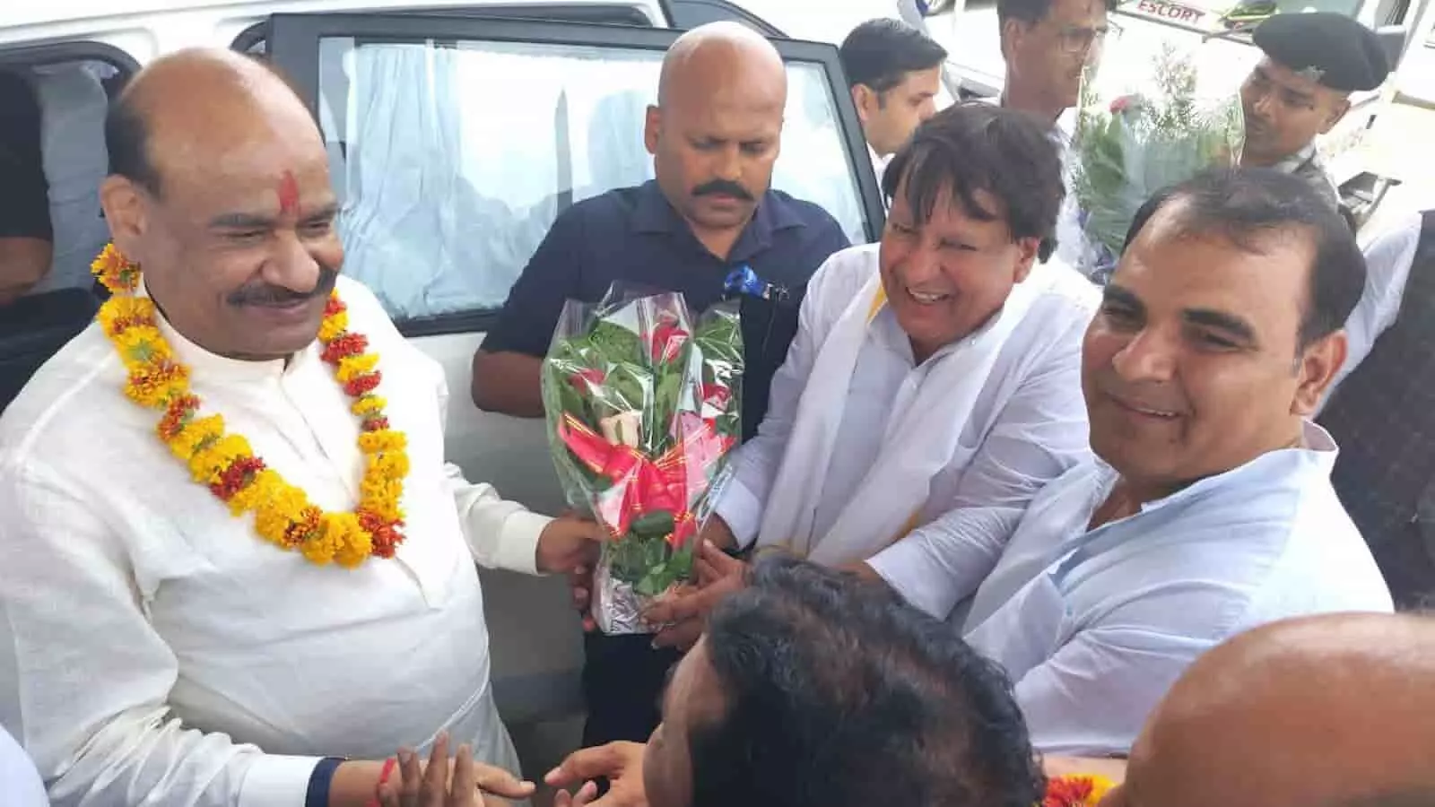 सफेद कार के पास माला पहने ओम बिड़ला सवाई माधोपुर में स्वागत के दौरान। सफेद कार के पास माला पहने ओम बिड़ला सवाई माधोपुर में स्वागत के दौरान।