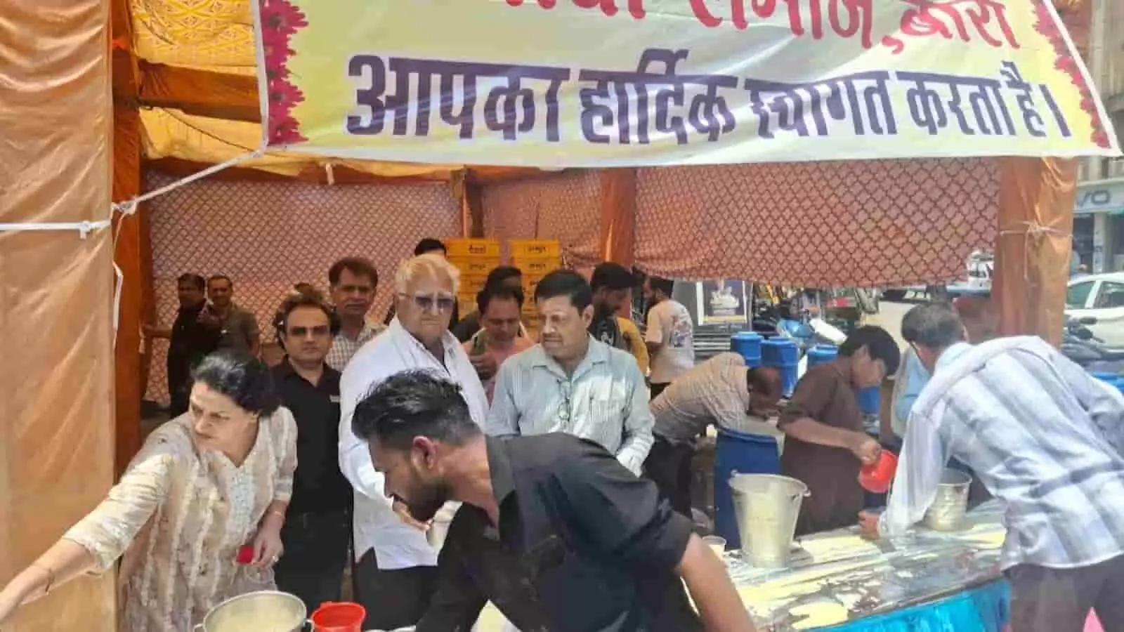 टेंट के नीचे पेय पदार्थ बांटते हुए पंजाबी समाज के सदस्य बारां में निर्जला एकादशी पर। टेंट के नीचे पेय पदार्थ बांटते हुए पंजाबी समाज के सदस्य बारां में निर्जला एकादशी पर।