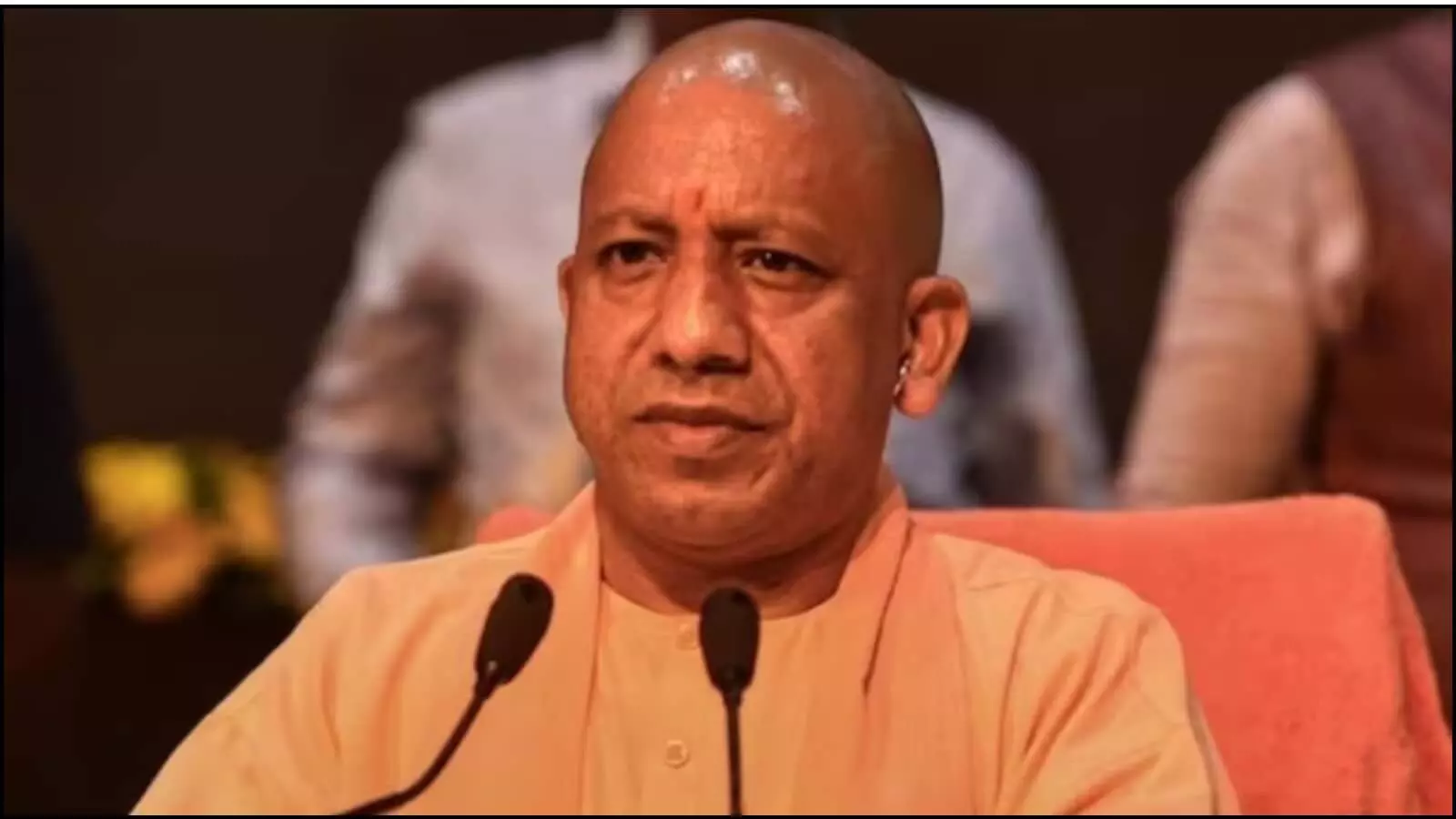 मंच पर बैठे हुए मुख्यमंत्री योगी आदित्यनाथ लखनऊ में उत्तर प्रदेश भाजपा की संगठनात्मक नीतियों के संदर्भ में।