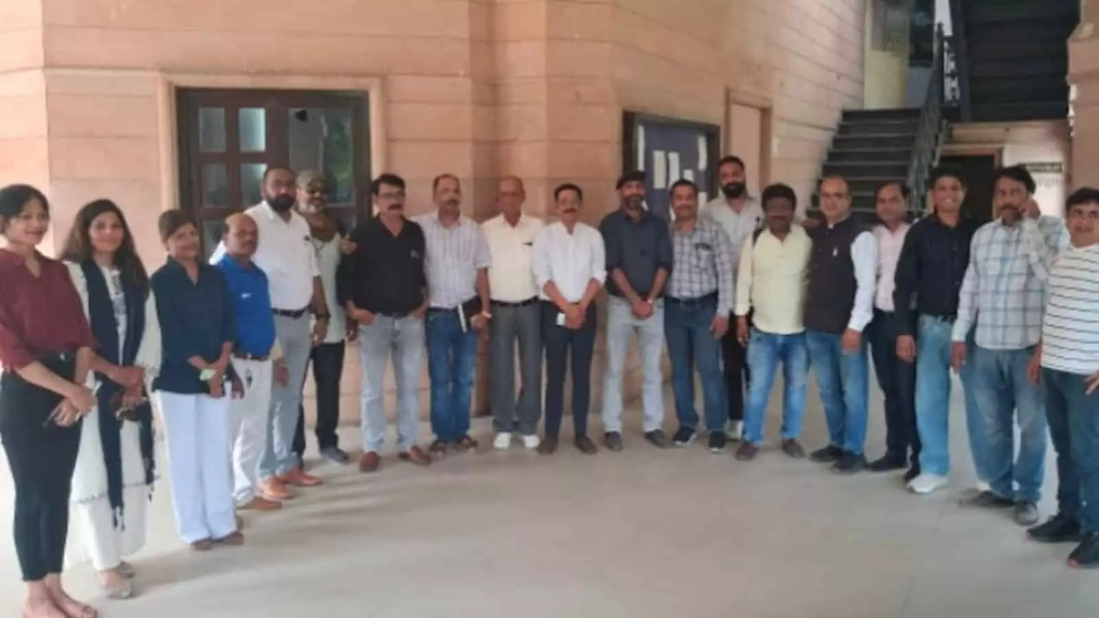 अजमेर क्लब की इमारत के सामने समूह फोटो के लिए एक साथ खड़े पत्रकारों का दल। अजमेर क्लब की इमारत के सामने समूह फोटो के लिए एक साथ खड़े पत्रकारों का दल।