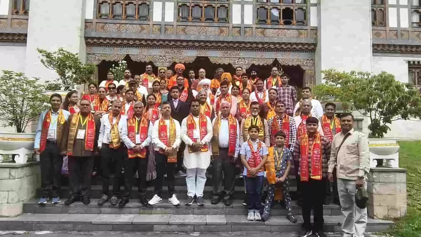 पारंपरिक इमारत की सीढ़ियों पर खड़े कई लोग सामूहिक फोटो खिंचवाते हुए। पारंपरिक इमारत की सीढ़ियों पर खड़े कई लोग सामूहिक फोटो खिंचवाते हुए।