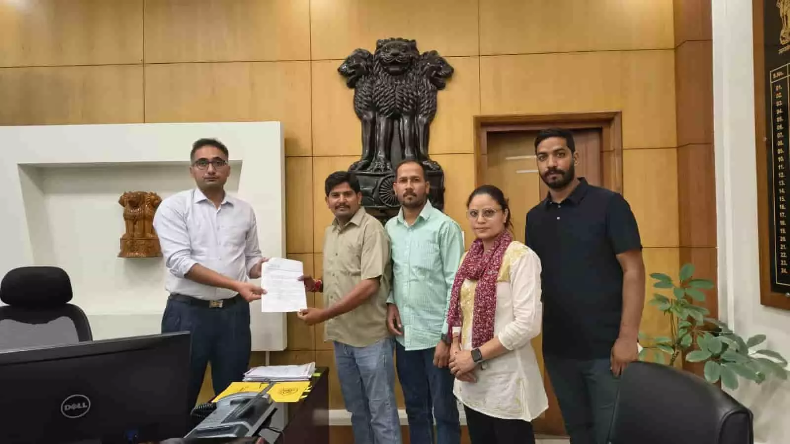 ज्ञापन सौंपते हुए शारीरिक शिक्षक भर्ती के अभ्यर्थी जिला कलेक्टर कार्यालय में मांग पत्र के संदर्भ में।