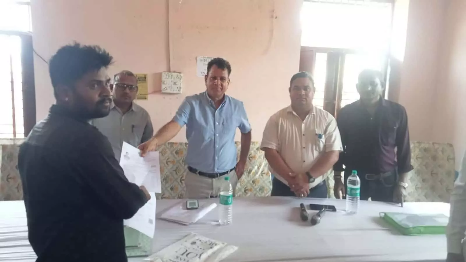 लराठी ग्राम सेवा शिविर में अधिकारी द्वारा ग्रामीण को समाधान प्रमाण पत्र देने का दृश्य।