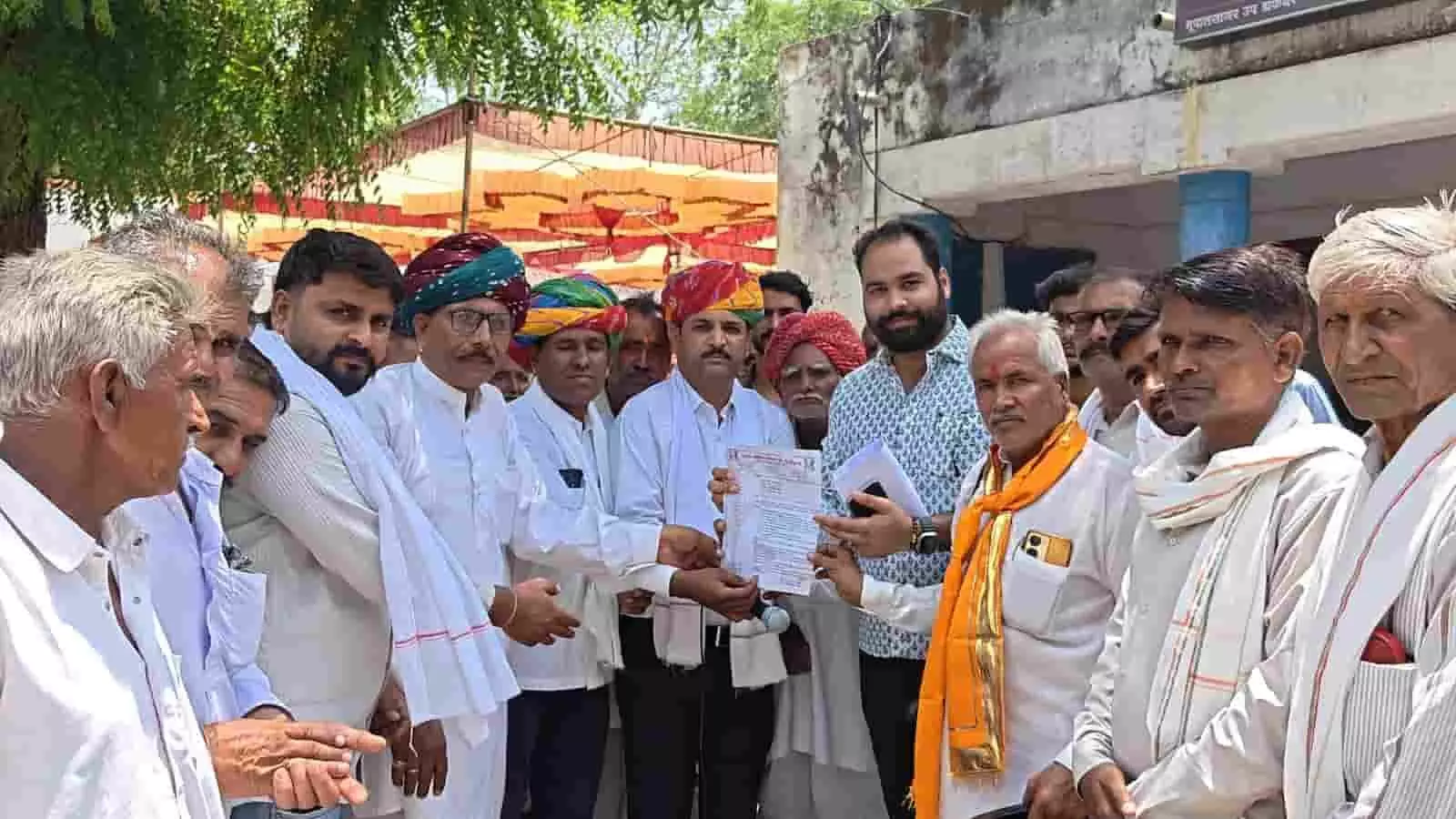 अफीम किसानों की रैली: डोडा चूरा और पुराने पट्टों के लिए सौंपा ज्ञापन