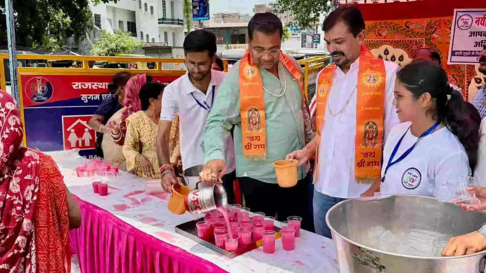स्टाल पर गिलासों में गुलाबी शरबत भरते हुए छगन माहुर और अन्य सेवादार। स्टाल पर गिलासों में गुलाबी शरबत भरते हुए छगन माहुर और अन्य सेवादार।