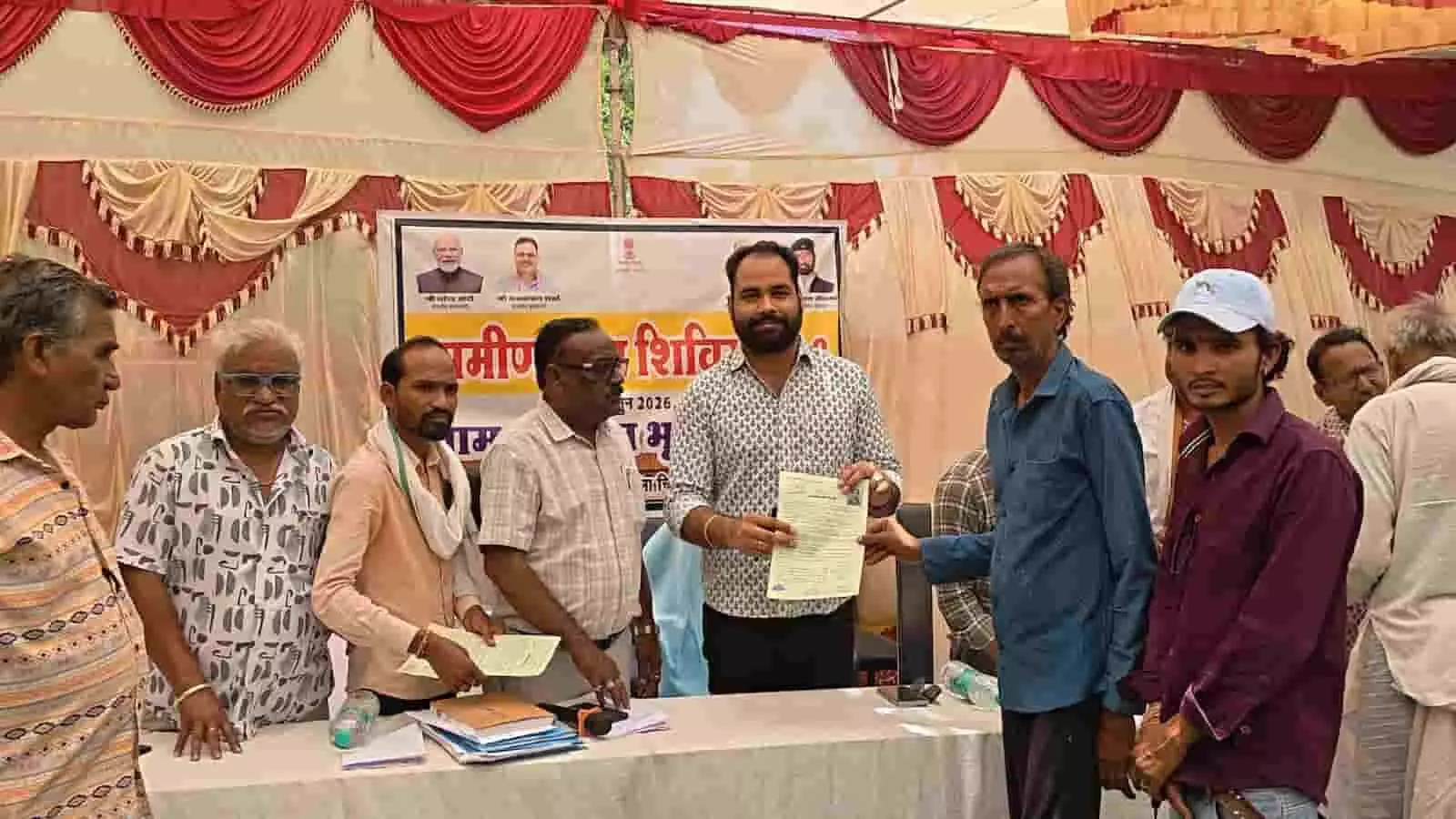 ग्रामीण सेवा शिविर में लाभार्थी को पट्टा दस्तावेज सौंपते हुए प्रशासनिक अधिकारी और ग्रामीण। ग्रामीण सेवा शिविर में लाभार्थी को पट्टा दस्तावेज सौंपते हुए प्रशासनिक अधिकारी और ग्रामीण।
