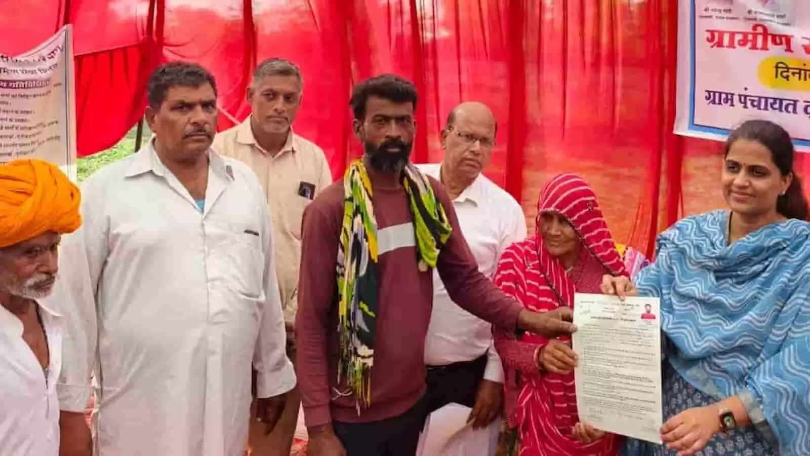 दौलतपुरा ग्रामीण सेवा शिविर में लाभार्थी को आधिकारिक दस्तावेज सौंपती जिला कलेक्टर। दौलतपुरा ग्रामीण सेवा शिविर में लाभार्थी को आधिकारिक दस्तावेज सौंपती जिला कलेक्टर।