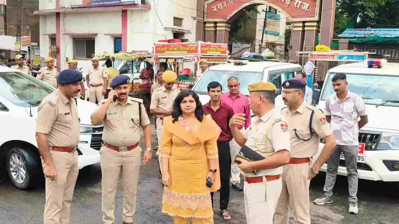 सड़क पर पुलिस अधिकारियों के साथ खड़ी जिला कलेक्टर प्रतापगढ़ में सुरक्षा व्यवस्था निरीक्षण के दौरान। सड़क पर पुलिस अधिकारियों के साथ खड़ी जिला कलेक्टर प्रतापगढ़ में सुरक्षा व्यवस्था निरीक्षण के दौरान।