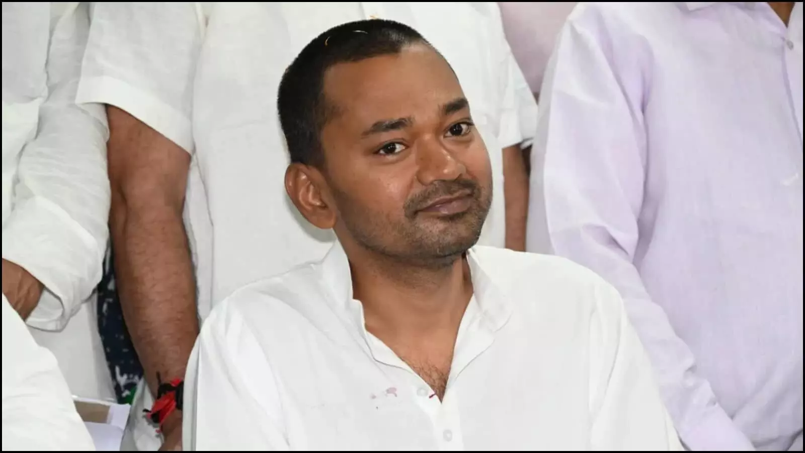 सफेद कुर्ता पहने बैठे हुए बिहार के स्वास्थ्य मंत्री निशांत कुमार पटना में प्रशासनिक नीतियों के संदर्भ में। सफेद कुर्ता पहने बैठे हुए बिहार के स्वास्थ्य मंत्री निशांत कुमार पटना में प्रशासनिक नीतियों के संदर्भ में।