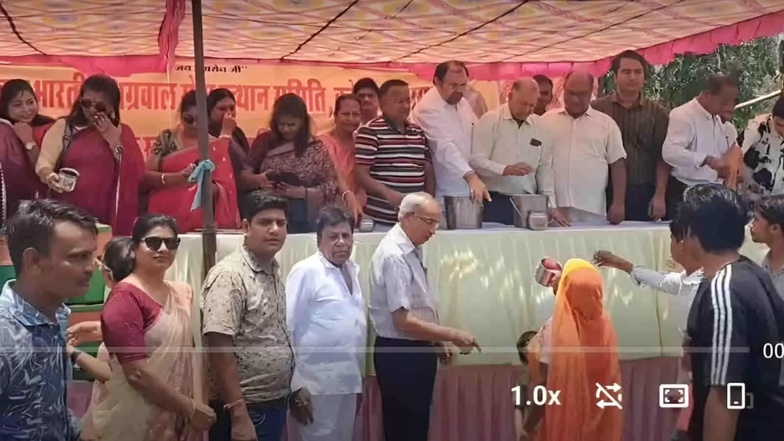 टेंट के नीचे मेज पर राहगीरों को पेय बांटते अग्रवाल सेवा समिति के सदस्य कोटा में। टेंट के नीचे मेज पर राहगीरों को पेय बांटते अग्रवाल सेवा समिति के सदस्य कोटा में।