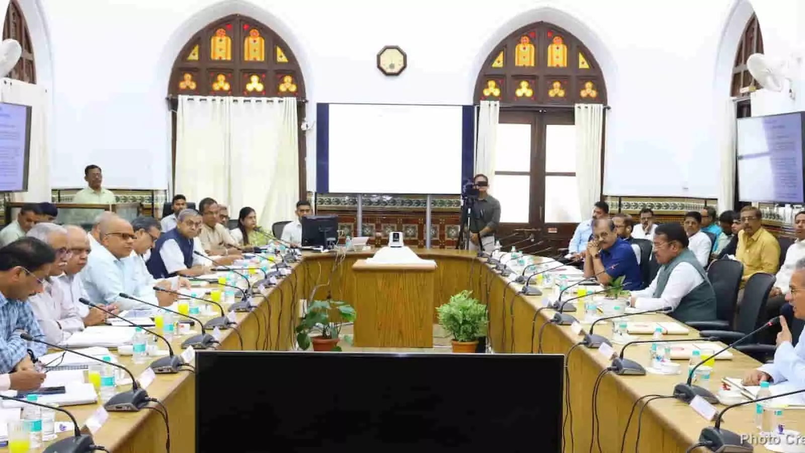 कॉन्फ्रेंस हॉल में लकड़ी की मेज पर बैठकर चर्चा करते रेलवे अधिकारी और जन प्रतिनिधि। कॉन्फ्रेंस हॉल में लकड़ी की मेज पर बैठकर चर्चा करते रेलवे अधिकारी और जन प्रतिनिधि।