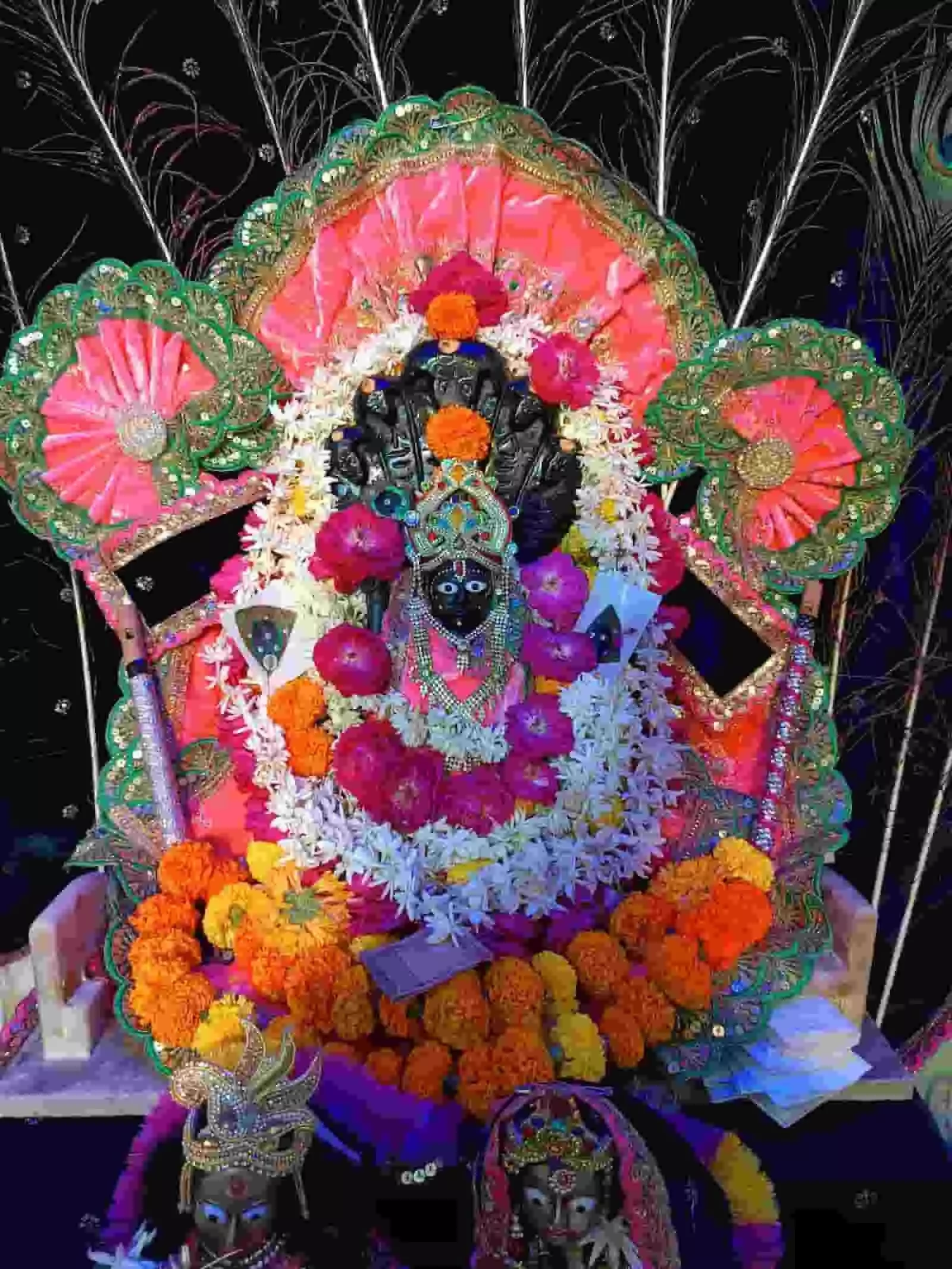 फूलों से सजे भगवान नृसिंह का विग्रह किशोरपुरा मंदिर में निर्जला एकादशी पर। फूलों से सजे भगवान नृसिंह का विग्रह किशोरपुरा मंदिर में निर्जला एकादशी पर।