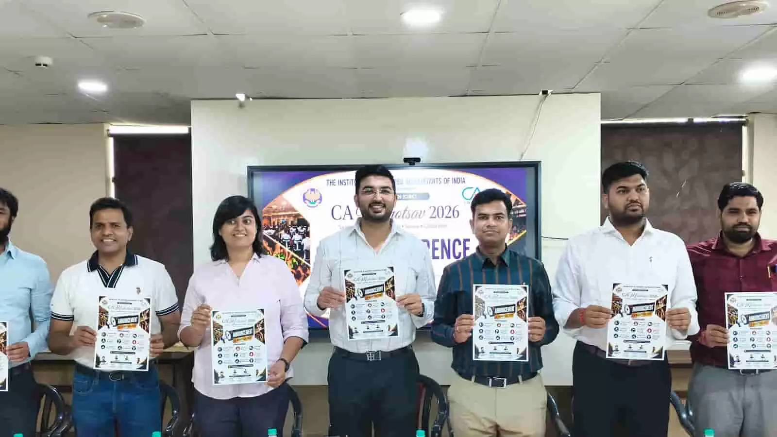 हाथों में पोस्टर लिए आईसीएआई कोटा ब्रांच के सदस्य कार्यालय में सीए महोत्सव के संदर्भ में। हाथों में पोस्टर लिए आईसीएआई कोटा ब्रांच के सदस्य कार्यालय में सीए महोत्सव के संदर्भ में।