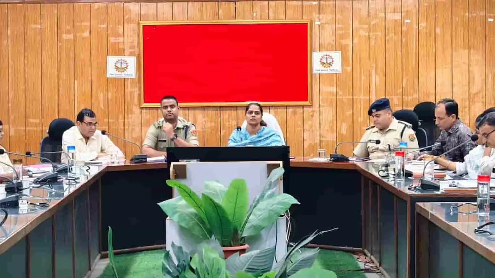 जिला परिषद सभागार में शांति समिति की बैठक की अध्यक्षता करतीं कलेक्टर और पुलिस अधिकारी।
