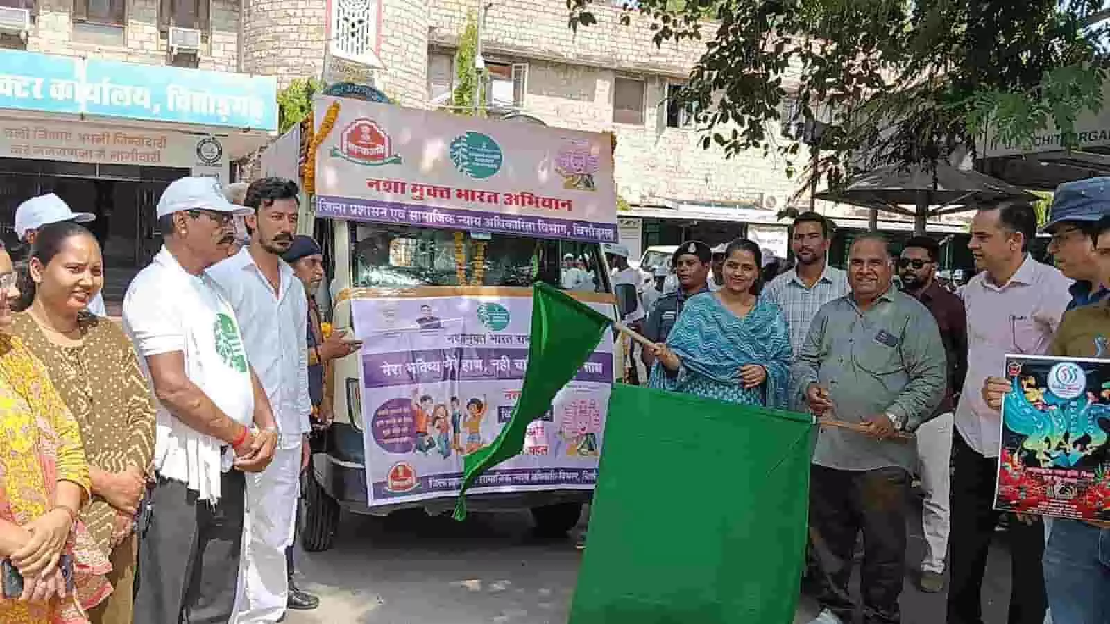 चित्तौड़गढ़ कलेक्ट्रेट परिसर में अधिकारियों द्वारा नशा मुक्ति अभियान के रथ को हरी झंडी दिखाते हुए।