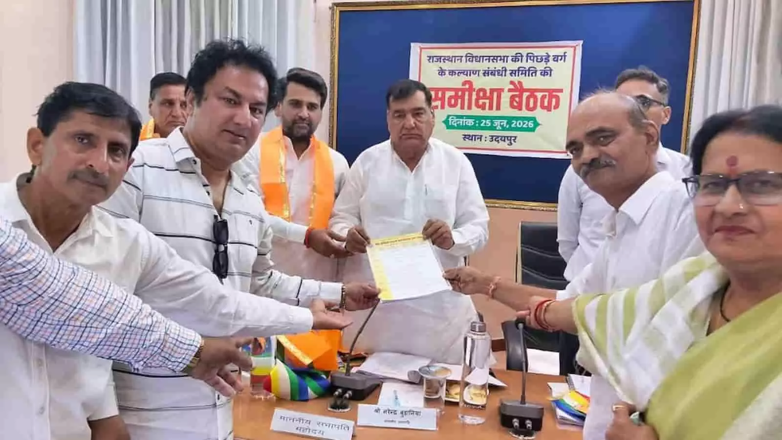 उदयपुर में समीक्षा बैठक के दौरान सभापति नरेंद्र बुढ़ानिया को ज्ञापन सौंपते ओबीसी समाज के पदाधिकारी।