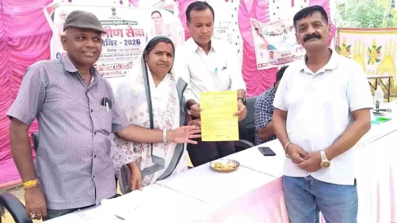 नयागांव के ग्रामीण सेवा शिविर में आवासीय पट्टा वितरित करते अधिकारी और जनप्रतिनिधि। नयागांव के ग्रामीण सेवा शिविर में आवासीय पट्टा वितरित करते अधिकारी और जनप्रतिनिधि।