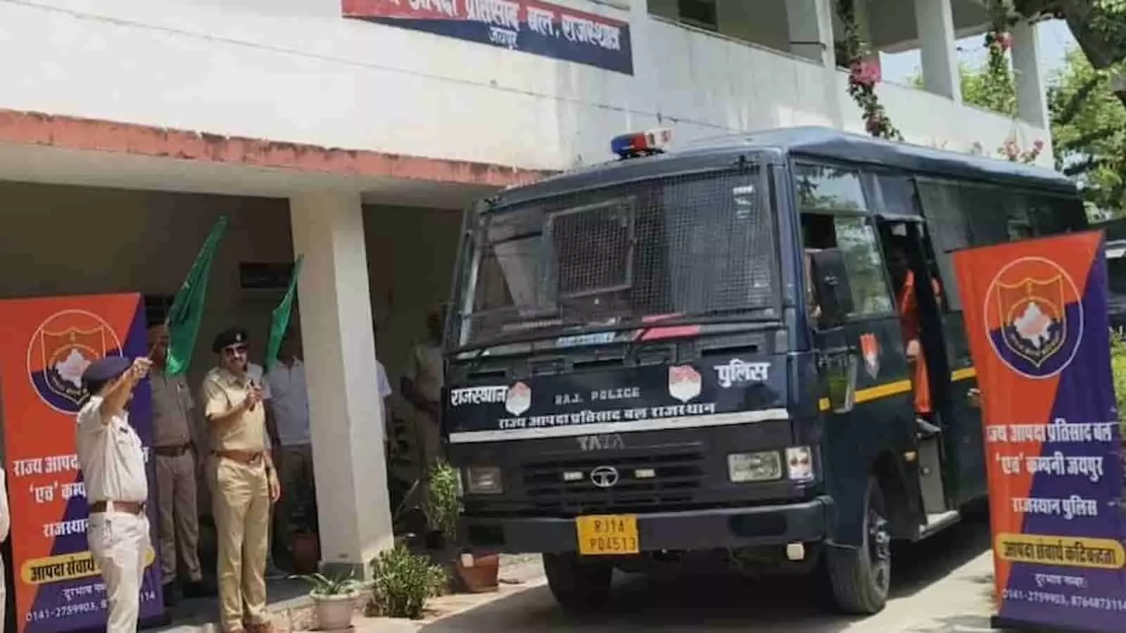 हरी झंडी दिखाकर बचाव बस को रवाना करते पुलिस अधिकारी जयपुर मुख्यालय के बाहर आपदा प्रबंधन हेतु।