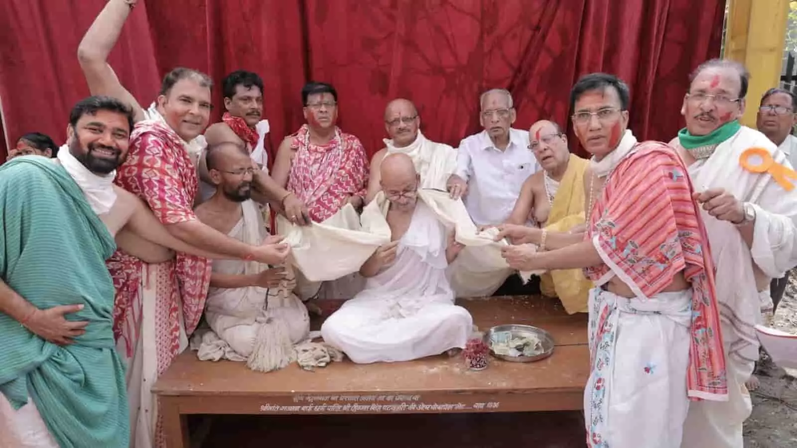 सुमतिनाथ जिनालय निम्बाहेड़ा में भगवान की प्रतिमा के समक्ष धार्मिक अनुष्ठान करते श्रद्धालु।