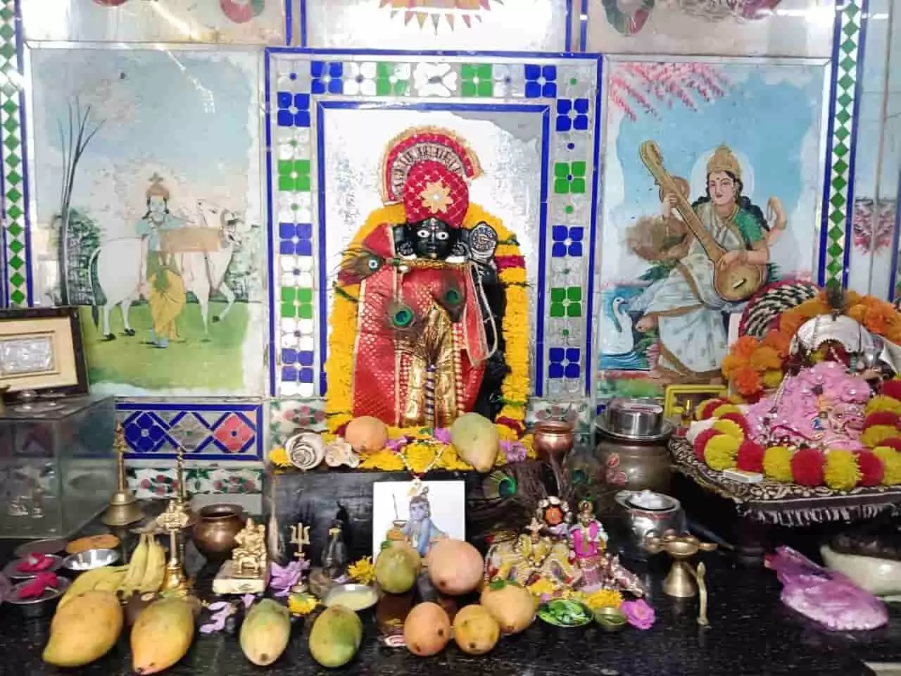 : खेरोदा के मंदिर में ठाकुर जी की प्रतिमा के सामने रखे हुए आमों का दृश्य। : खेरोदा के मंदिर में ठाकुर जी की प्रतिमा के सामने रखे हुए आमों का दृश्य।