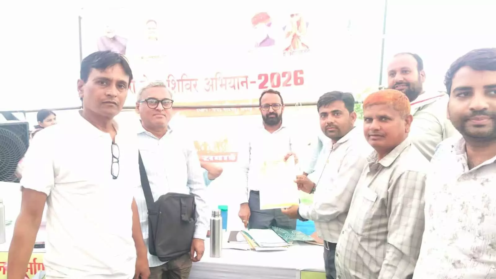 सवाई माधोपुर शहरी सेवा शिविर में अधिकारी द्वारा एक नागरिक को पट्टा सौंपने का दृश्य। सवाई माधोपुर शहरी सेवा शिविर में अधिकारी द्वारा एक नागरिक को पट्टा सौंपने का दृश्य।