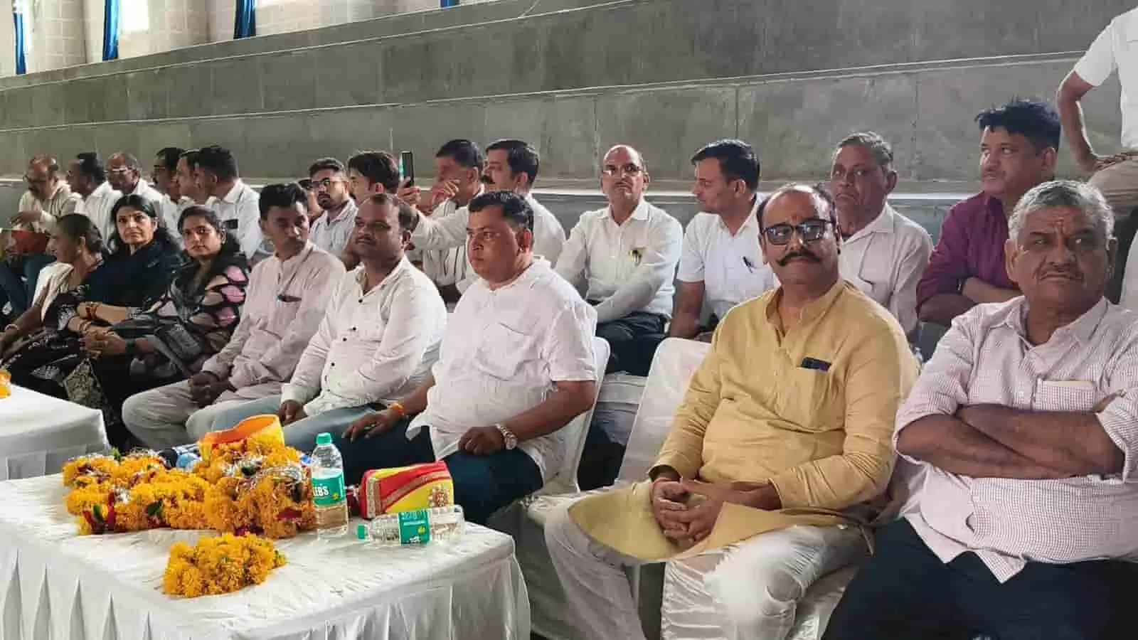 खेल गांव ऑडिटोरियम में मंच पर कुर्सियों पर बैठे कांग्रेस नेता और कार्यक्रम के अतिथि। खेल गांव ऑडिटोरियम में मंच पर कुर्सियों पर बैठे कांग्रेस नेता और कार्यक्रम के अतिथि।