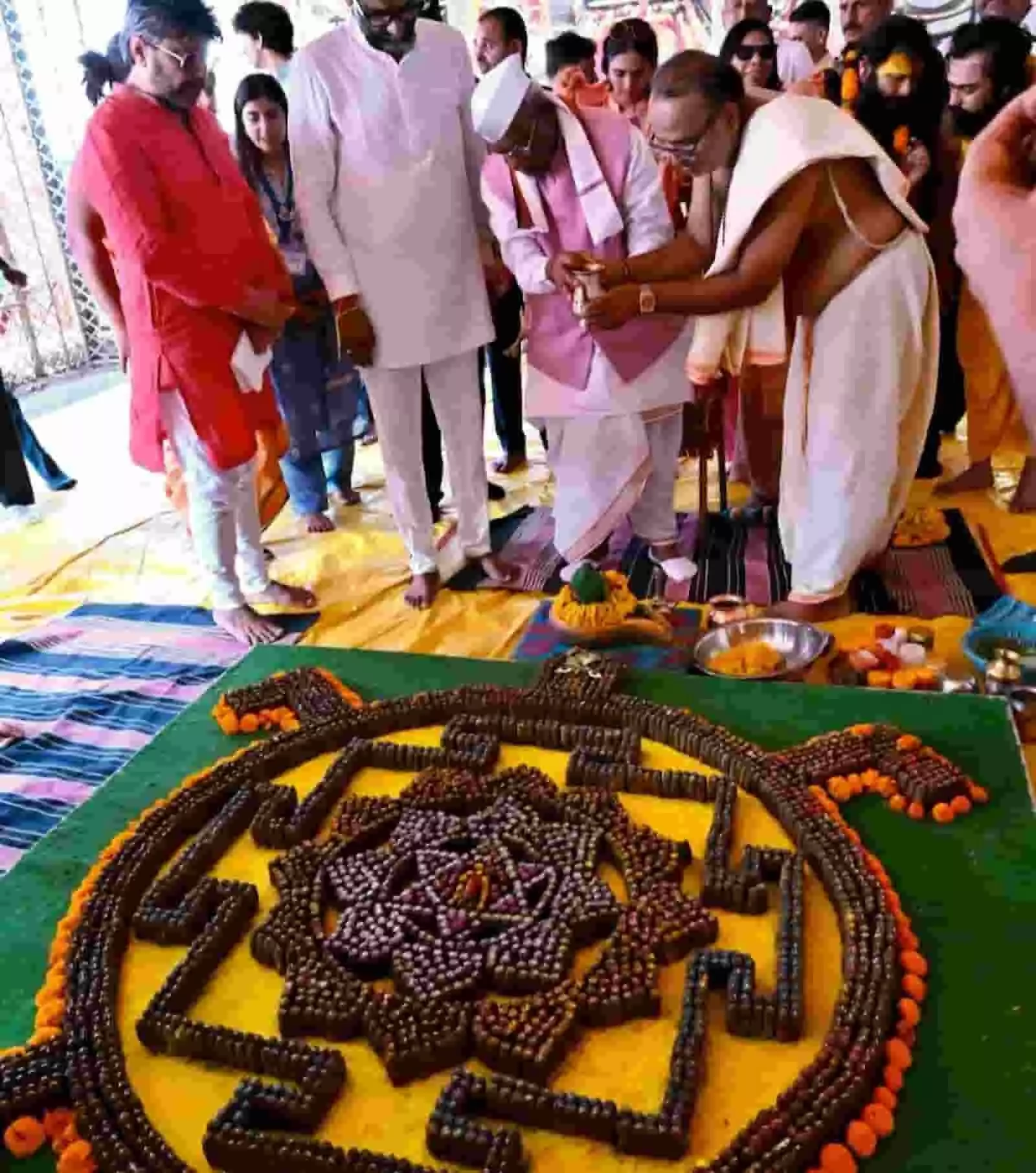 रुद्राक्ष की बड़ी कलाकृति के पास धार्मिक अनुष्ठान करते राज्यपाल हरिभाऊ बागडे और अन्य लोग।