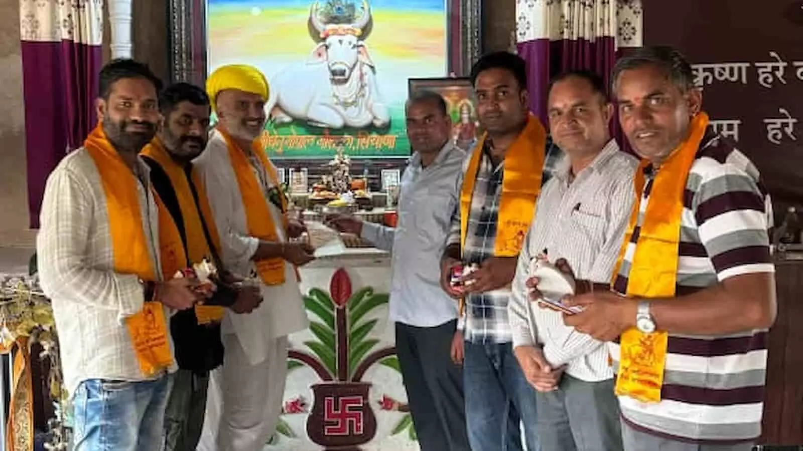 सियाणा गौशाला मंदिर में खड़े पुरुष दान राशि भेंट करने के संदर्भ में।