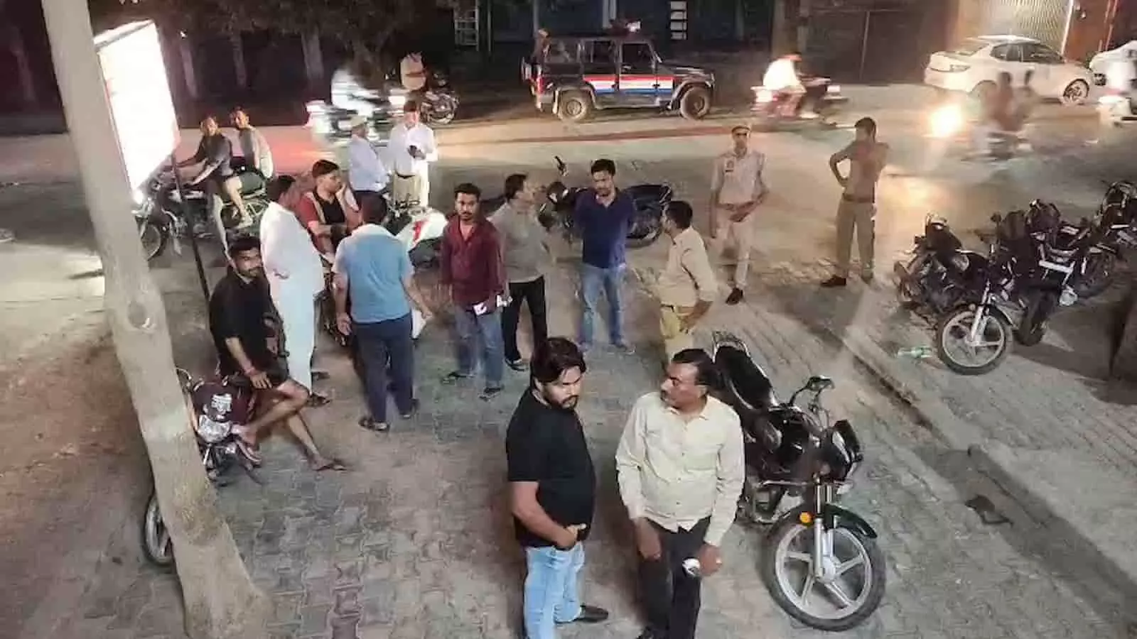 रात में सड़क पर खड़े पुलिसकर्मी और स्थानीय लोग फिरोजाबाद अस्पताल के बाहर मौजूद हैं। रात में सड़क पर खड़े पुलिसकर्मी और स्थानीय लोग फिरोजाबाद अस्पताल के बाहर मौजूद हैं।
