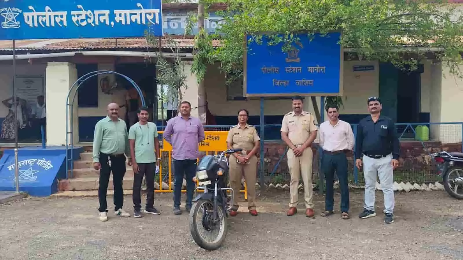 मानोरा पुलिस स्टेशन के बाहर मोटरसाइकिल के साथ खड़े पुलिसकर्मी और नागरिक। मानोरा पुलिस स्टेशन के बाहर मोटरसाइकिल के साथ खड़े पुलिसकर्मी और नागरिक।