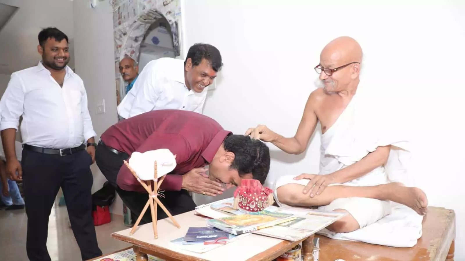 निंबाहेड़ा में जैन मुनि से आशीर्वाद लेते पूर्व मंत्री उदयलाल आंजना का दृश्य।