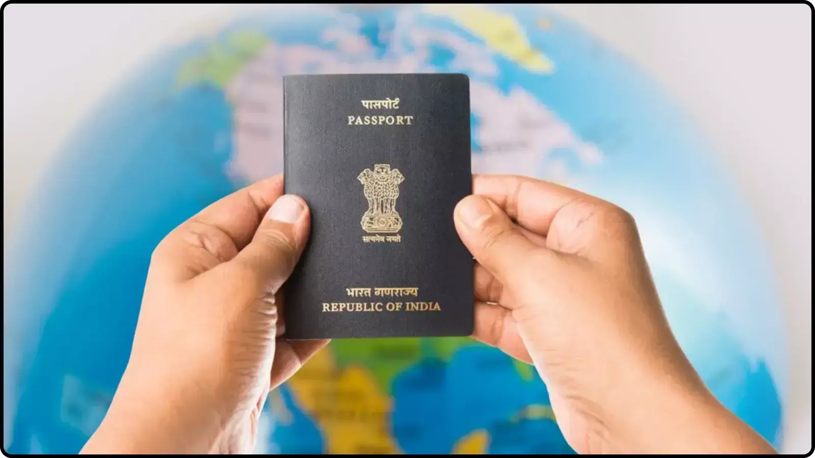 हाथों में थमा हुआ भारतीय पासपोर्ट ग्लोब के आगे नई दिल्ली में संशोधित आवेदन शुल्कों के संदर्भ में दिख रहा है। हाथों में थमा हुआ भारतीय पासपोर्ट ग्लोब के आगे नई दिल्ली में संशोधित आवेदन शुल्कों के संदर्भ में दिख रहा है।