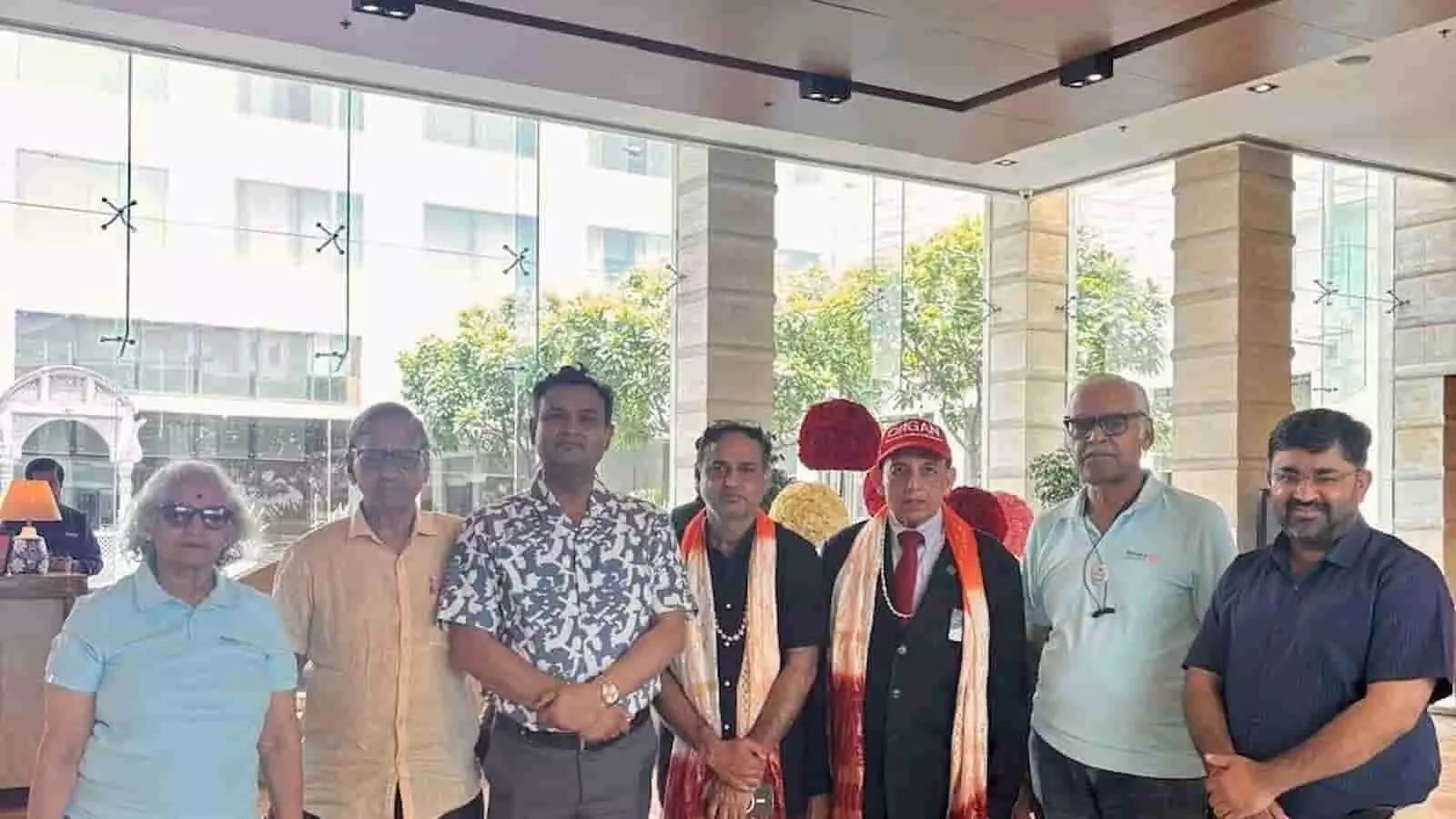 जयपुर मैरियट होटल के परिसर में खड़े रोटरी क्लब के पदाधिकारियों का समूह चित्र।