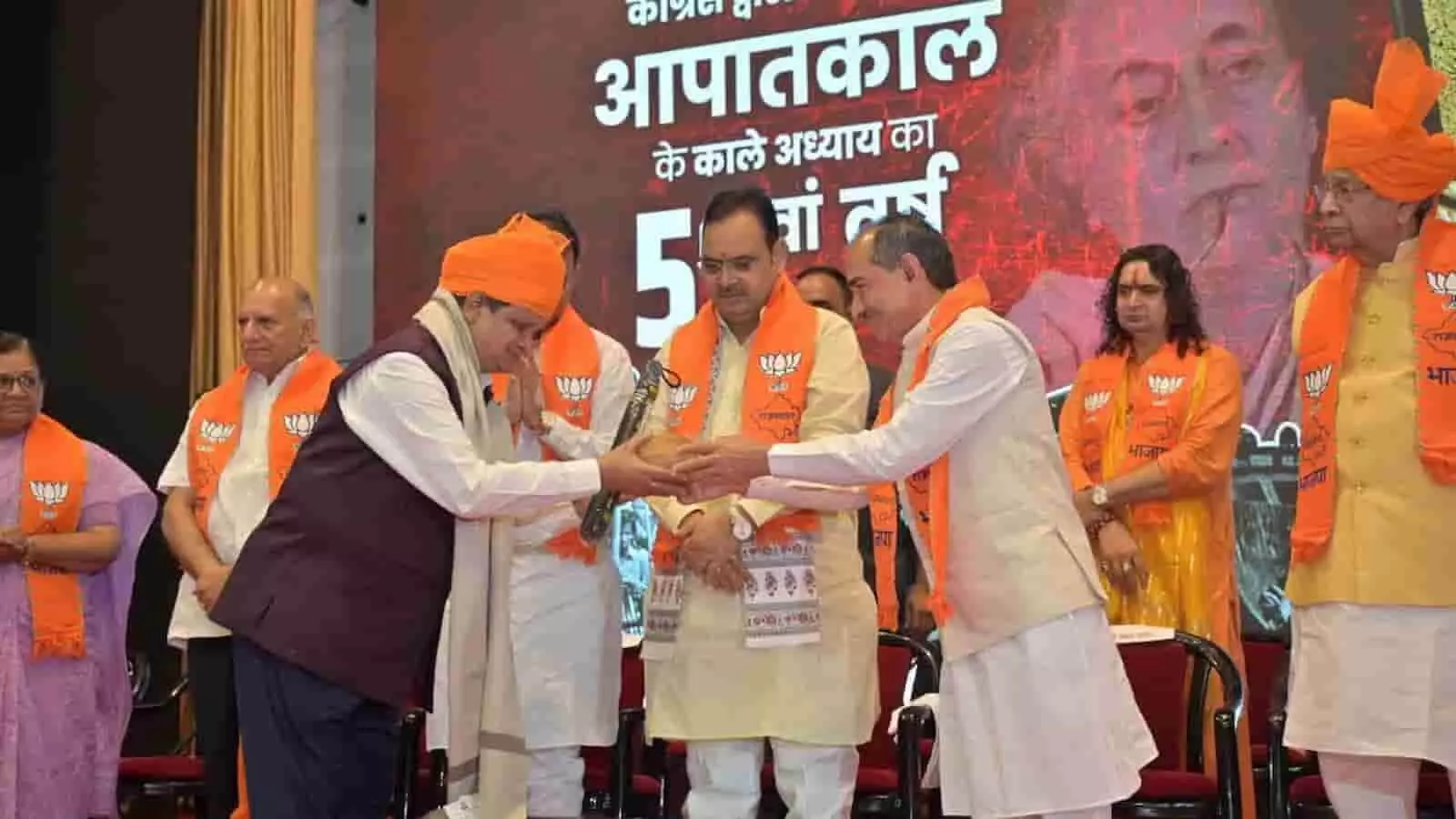 जयपुर में आयोजित सम्मान समारोह के मंच पर लोकतंत्र सेनानी का अभिनंदन करते मुख्यमंत्री भजनलाल शर्मा। जयपुर में आयोजित सम्मान समारोह के मंच पर लोकतंत्र सेनानी का अभिनंदन करते मुख्यमंत्री भजनलाल शर्मा।