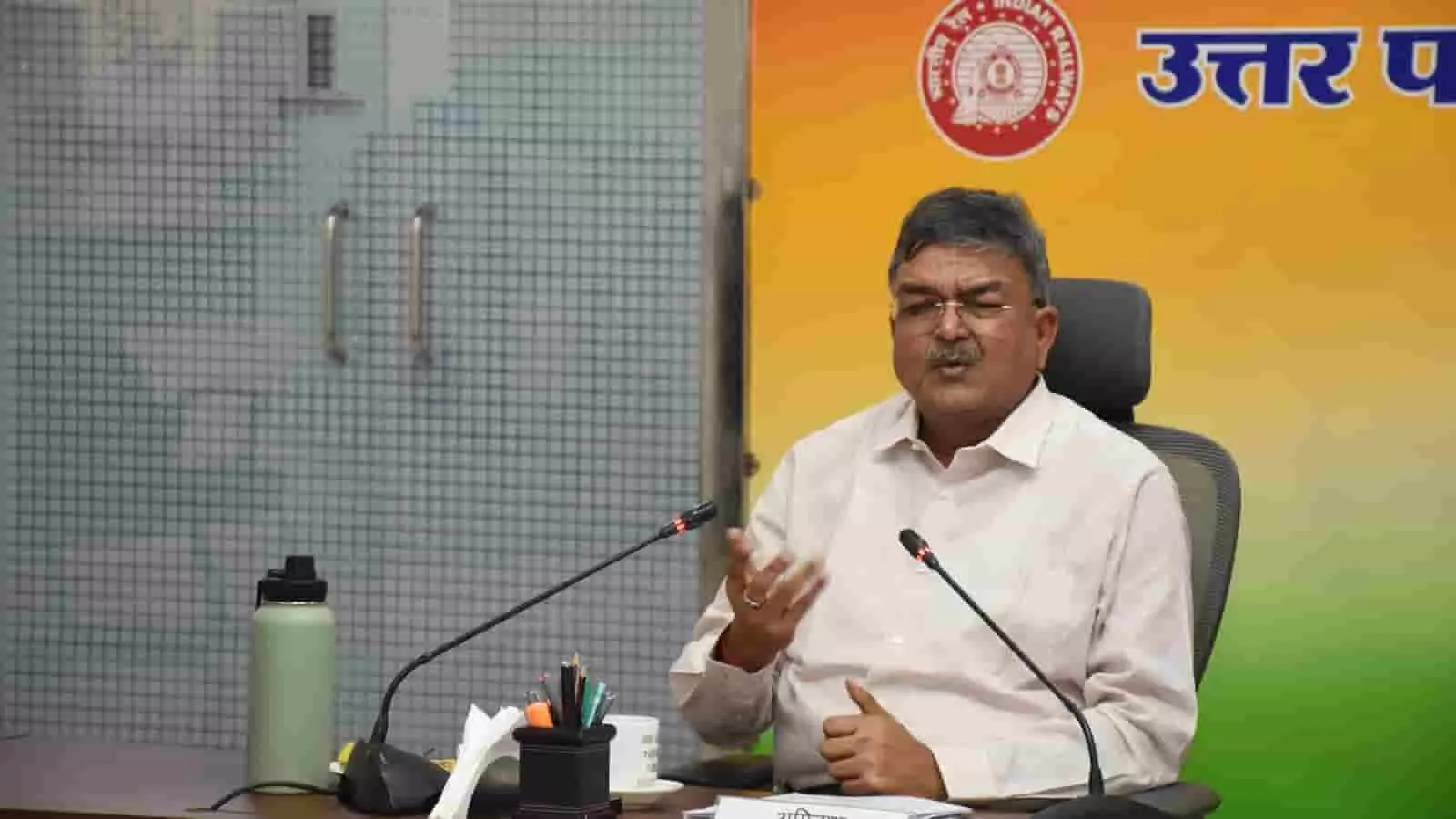 उत्तर पश्चिम रेलवे की समीक्षा बैठक में बोलते महाप्रबंधक अमिताभ। उत्तर पश्चिम रेलवे की समीक्षा बैठक में बोलते महाप्रबंधक अमिताभ।