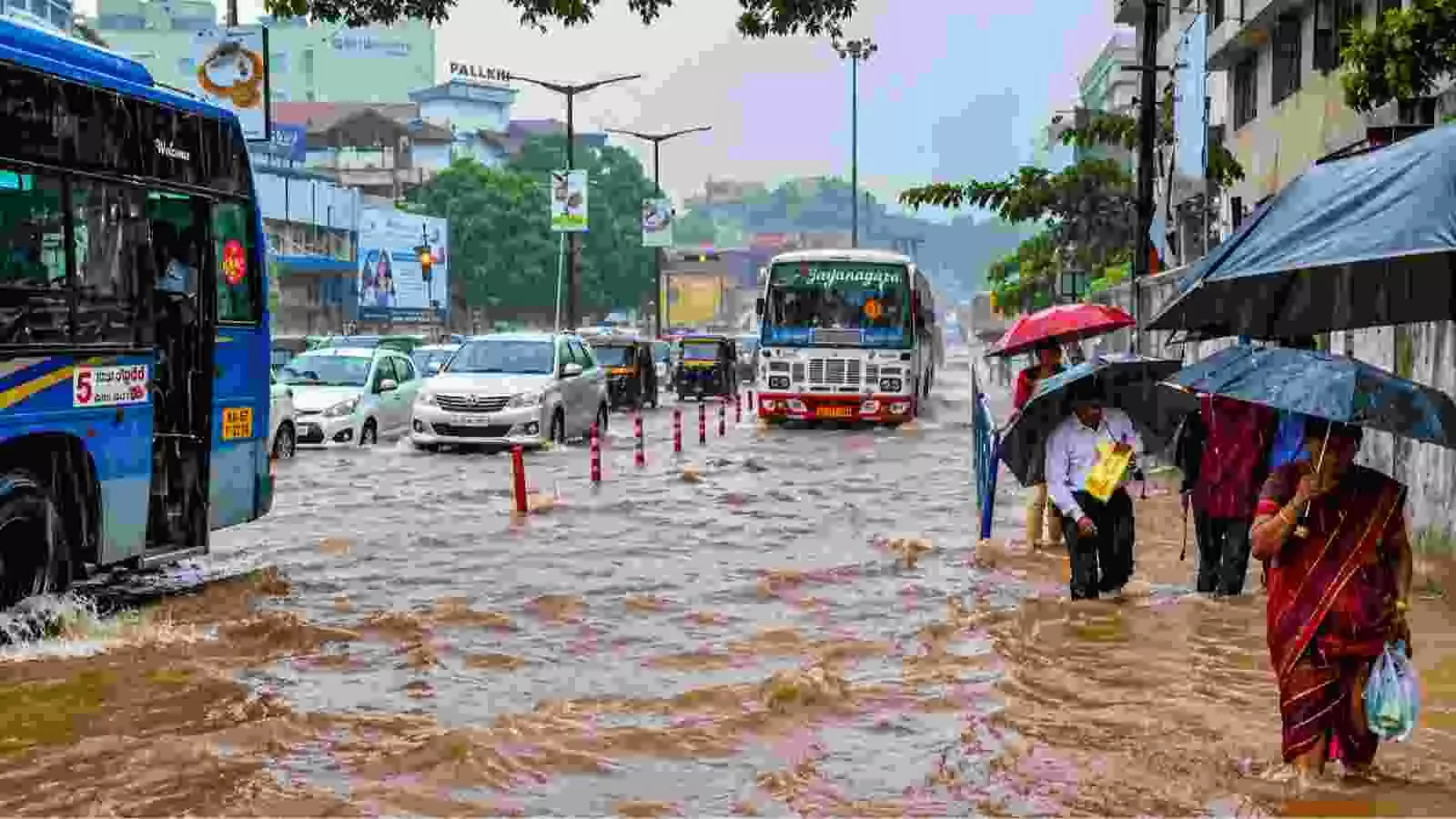सड़कों पर जलभराव के बीच चलते लोग और वाहन दक्षिण भारत के वर्षा प्रभावित क्षेत्रों में। सड़कों पर जलभराव के बीच चलते लोग और वाहन दक्षिण भारत के वर्षा प्रभावित क्षेत्रों में।