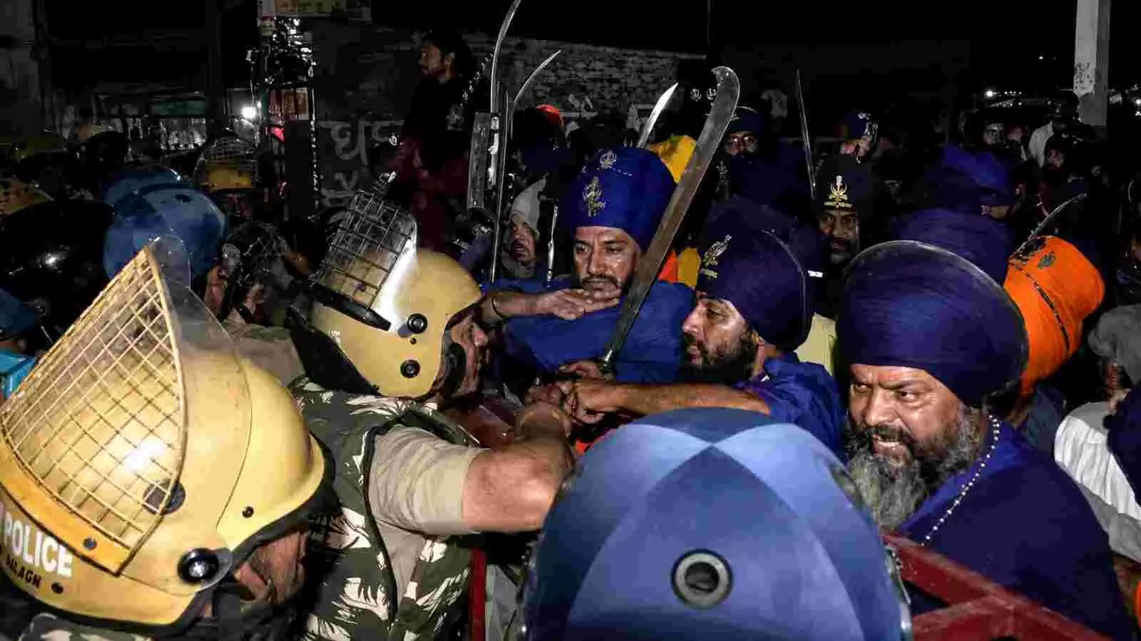 पुलिस बैरिकेड्स के पास निहंग सिखों और सुरक्षा बलों के बीच चल रहा तनावपूर्ण गतिरोध।