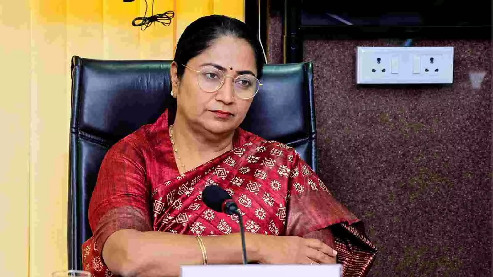 मुख्यमंत्री रेखा गुप्ता दिल्ली में स्कूल आधुनिकीकरण योजना पर बैठक कर रही हैं।