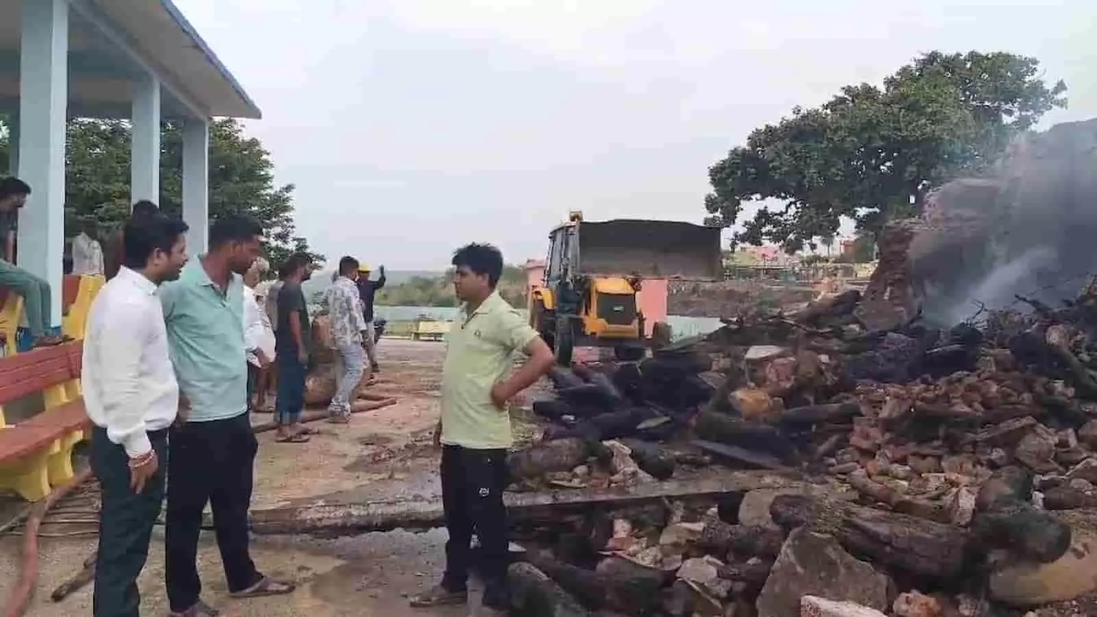 गौतमेश्वर श्मशान घाट में जलने के बाद बिखरी लकड़ी और वहां मौजूद लोग। गौतमेश्वर श्मशान घाट में जलने के बाद बिखरी लकड़ी और वहां मौजूद लोग।