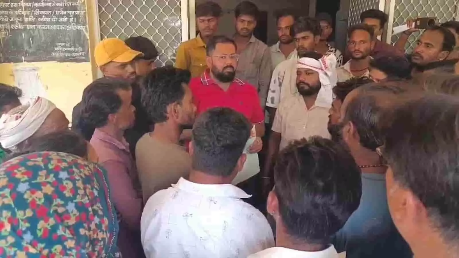 तहसील कार्यालय में तहसीलदार से बातचीत करते हुए बड़ी संख्या में ग्रामीण। तहसील कार्यालय में तहसीलदार से बातचीत करते हुए बड़ी संख्या में ग्रामीण।