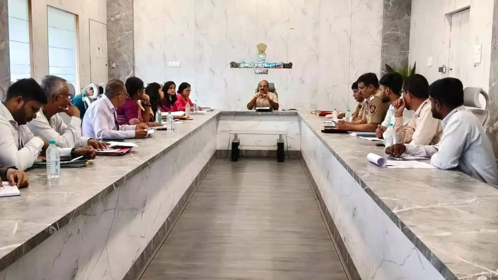 जिला अधिकारी कार्यालय में समीक्षा बैठक के दौरान बैठे हुए अपर जिलाधिकारी रमेश मिसाल।