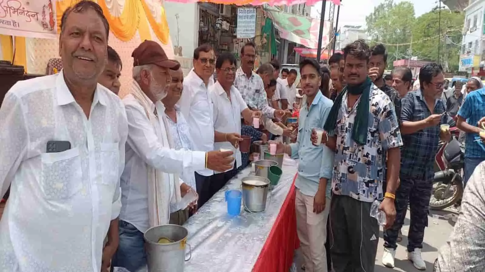 अग्रवाल समाज के सदस्य कोटा में राहगीरों को शीतल पेय वितरित कर रहे हैं।