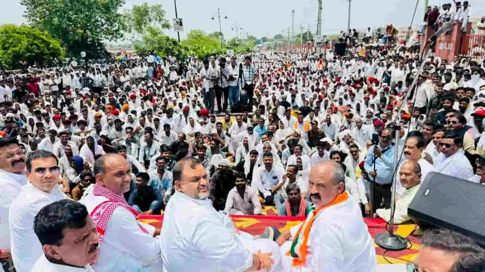 सीएडी सर्कल पर केडीए के खिलाफ विरोध प्रदर्शन करते हुए हजारों ग्रामीण।