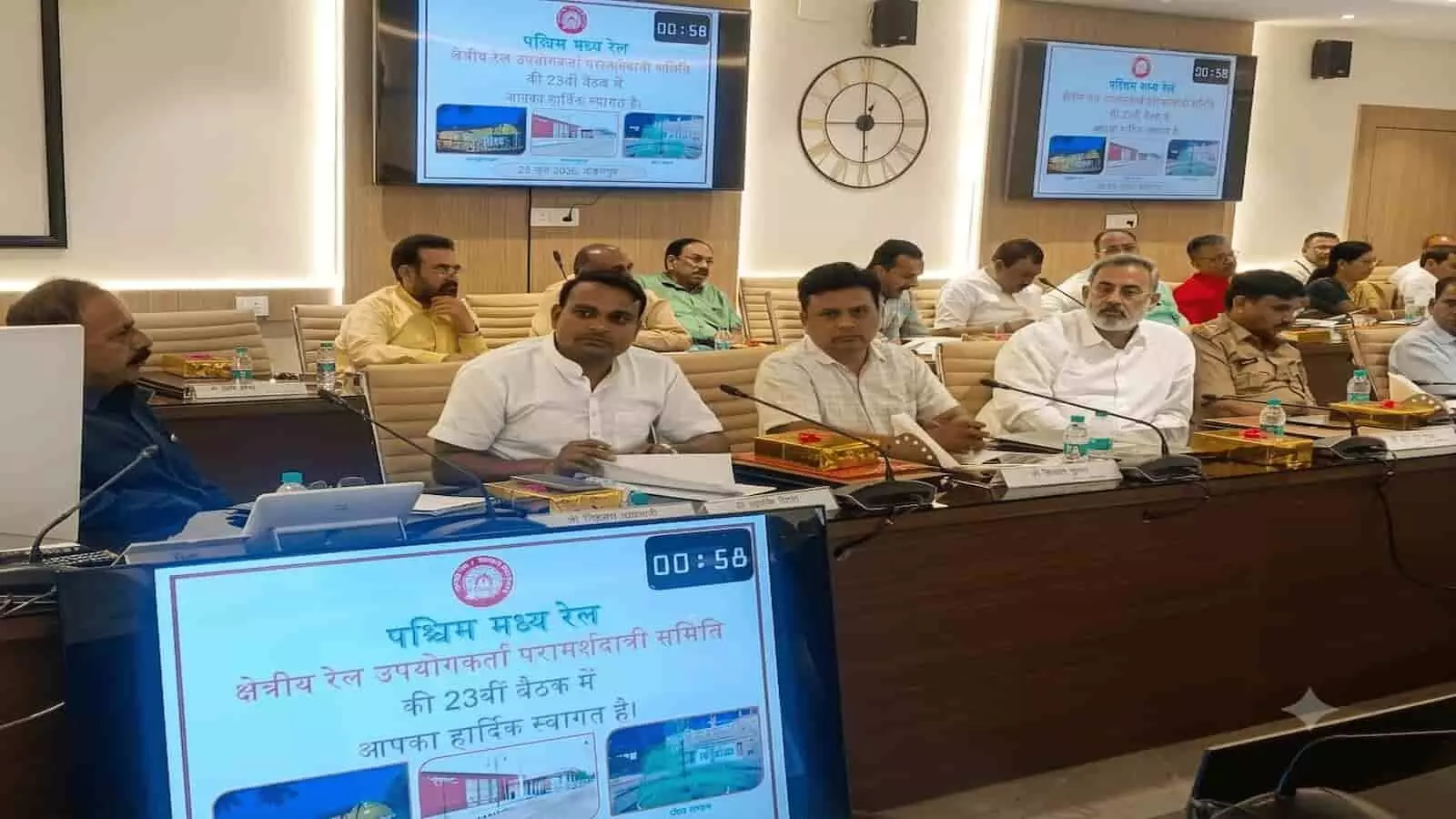 जबलपुर में आयोजित रेल सलाहकार समिति की बैठक में बैठे हुए समिति सदस्य।