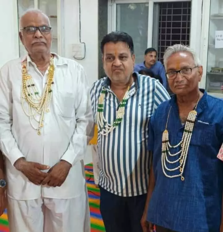 श्री पंचायत बघेरवालान के नवनिर्वाचित पदाधिकारी एक कार्यक्रम के दौरान साथ खड़े हैं।